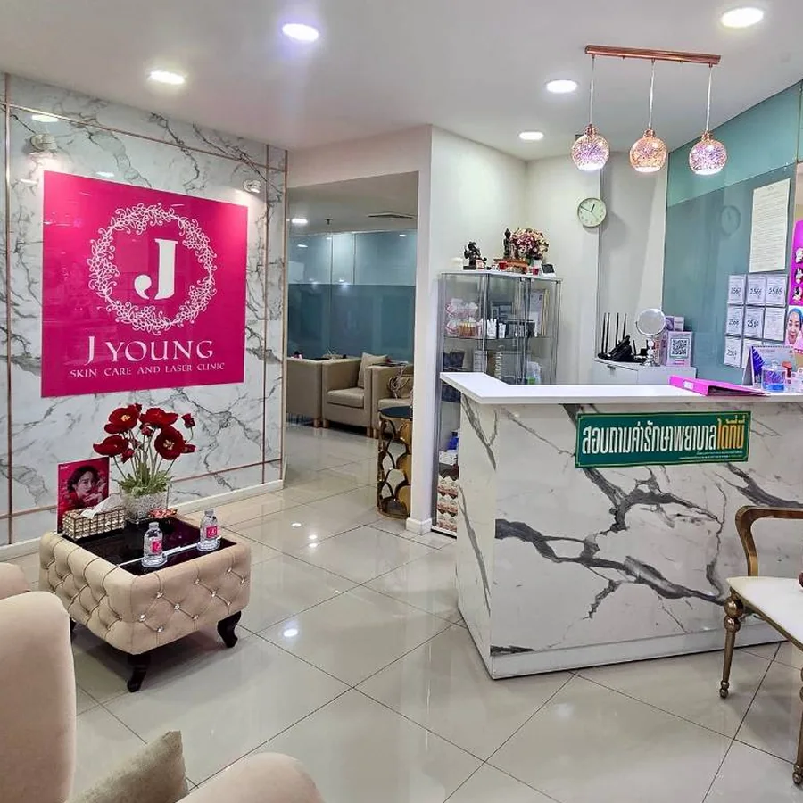 เคาน์เตอร์ต้อนรับและพื้นที่ด้านหน้า J Young Clinic สาขาอโศก